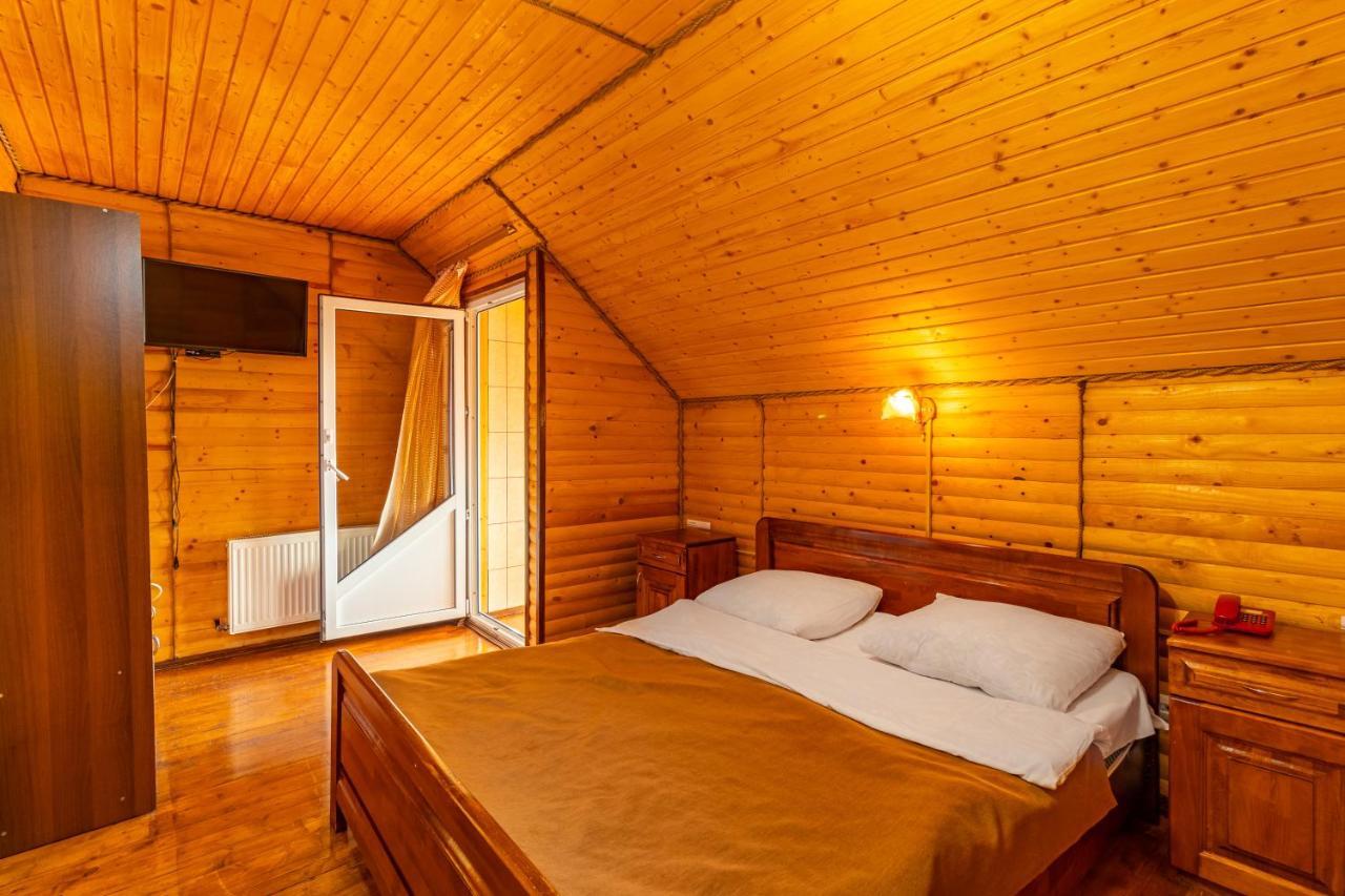 Гуцульська Світлиця Hotel บูโคเวล ภายนอก รูปภาพ