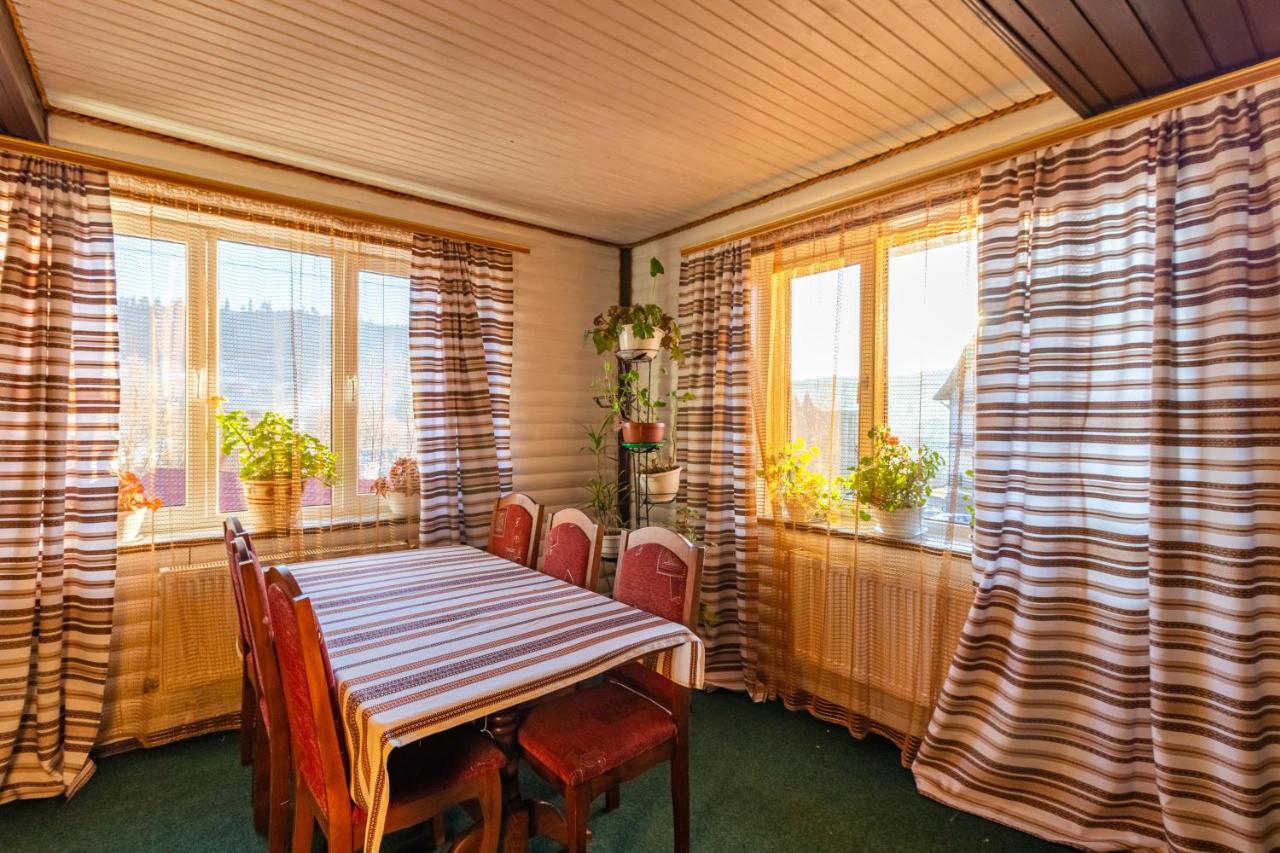 Гуцульська Світлиця Hotel บูโคเวล ภายนอก รูปภาพ