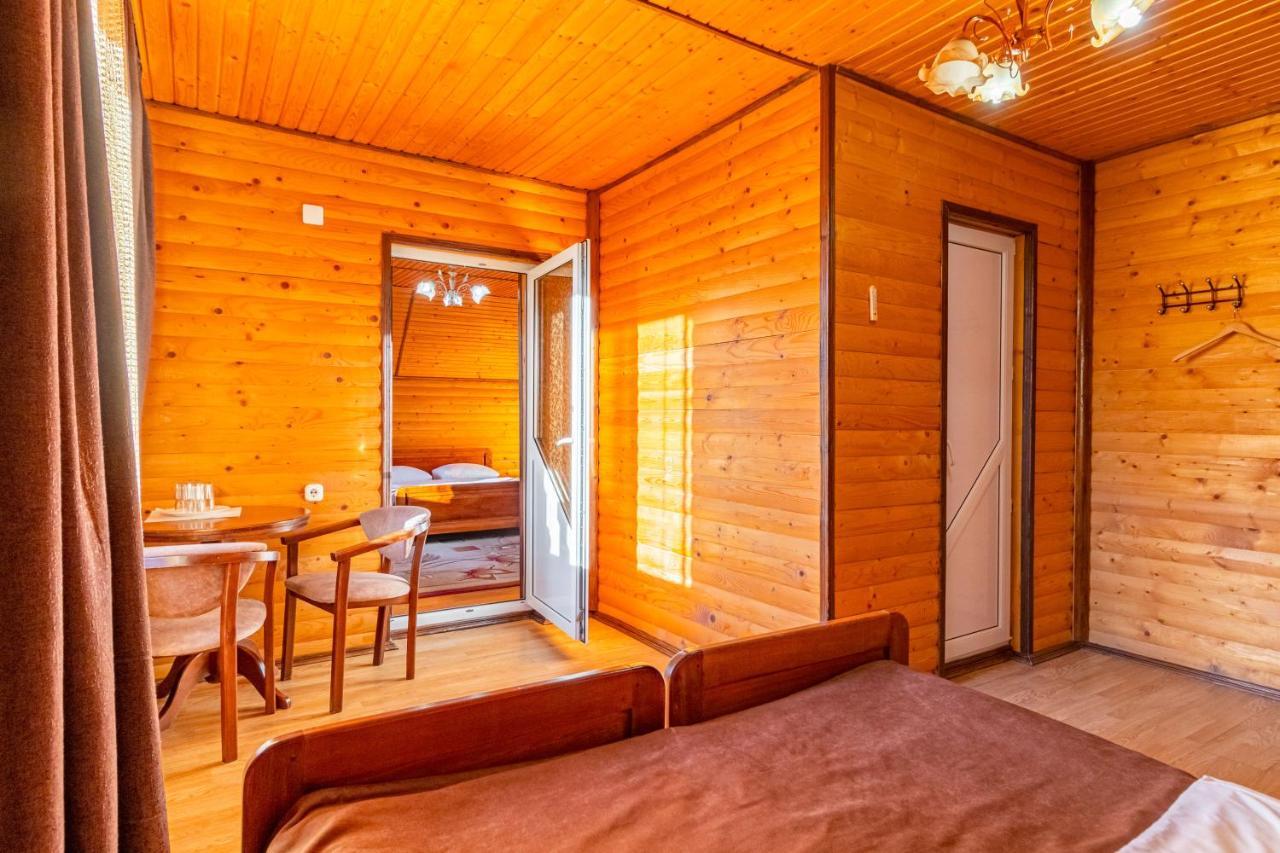 Гуцульська Світлиця Hotel บูโคเวล ภายนอก รูปภาพ