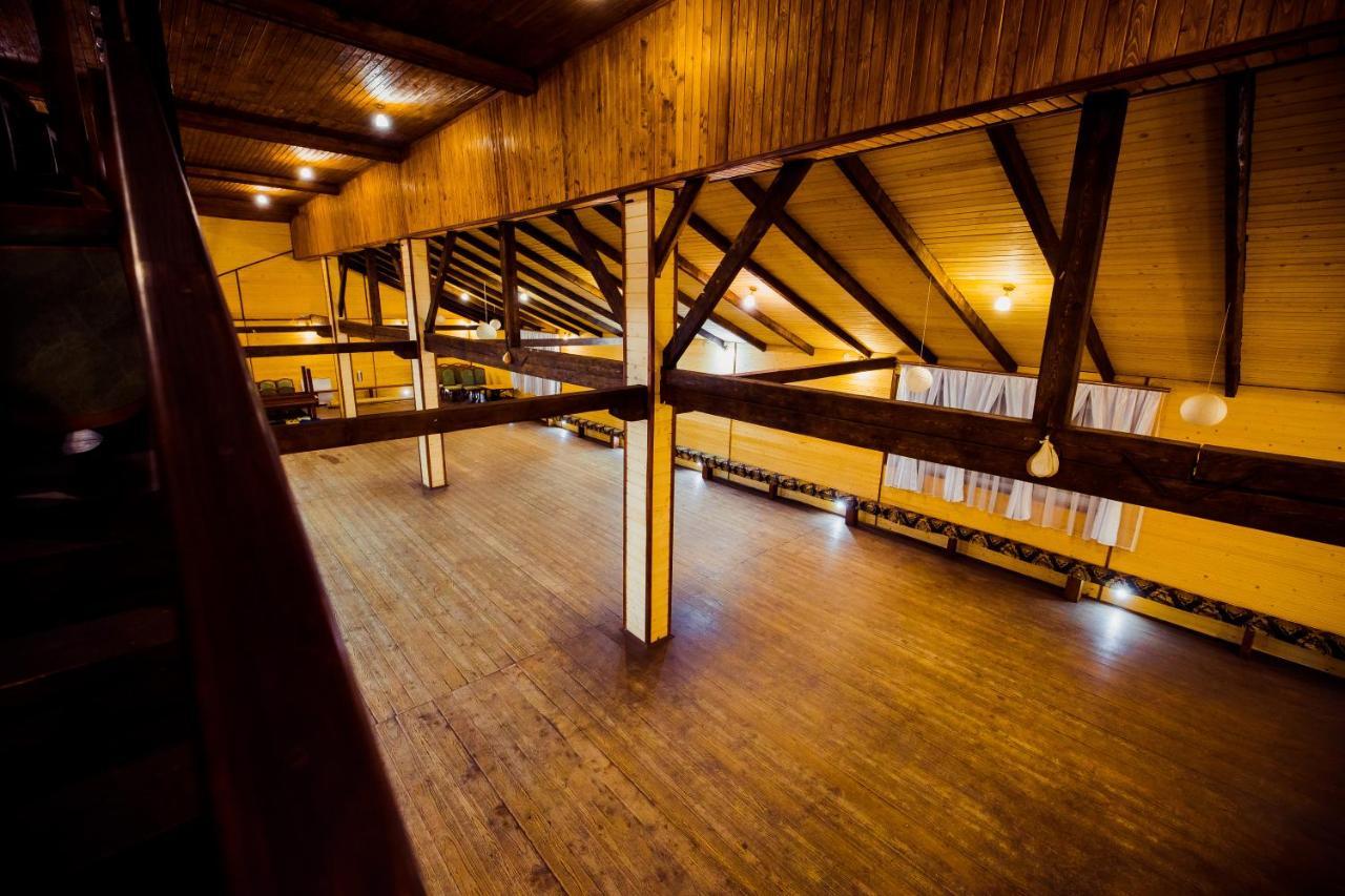Гуцульська Світлиця Hotel บูโคเวล ภายนอก รูปภาพ