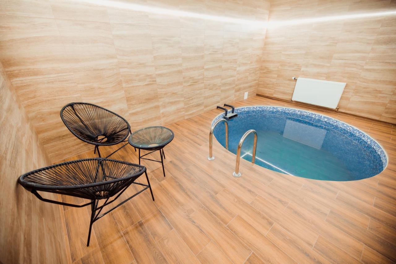 Гуцульська Світлиця Hotel บูโคเวล ภายนอก รูปภาพ